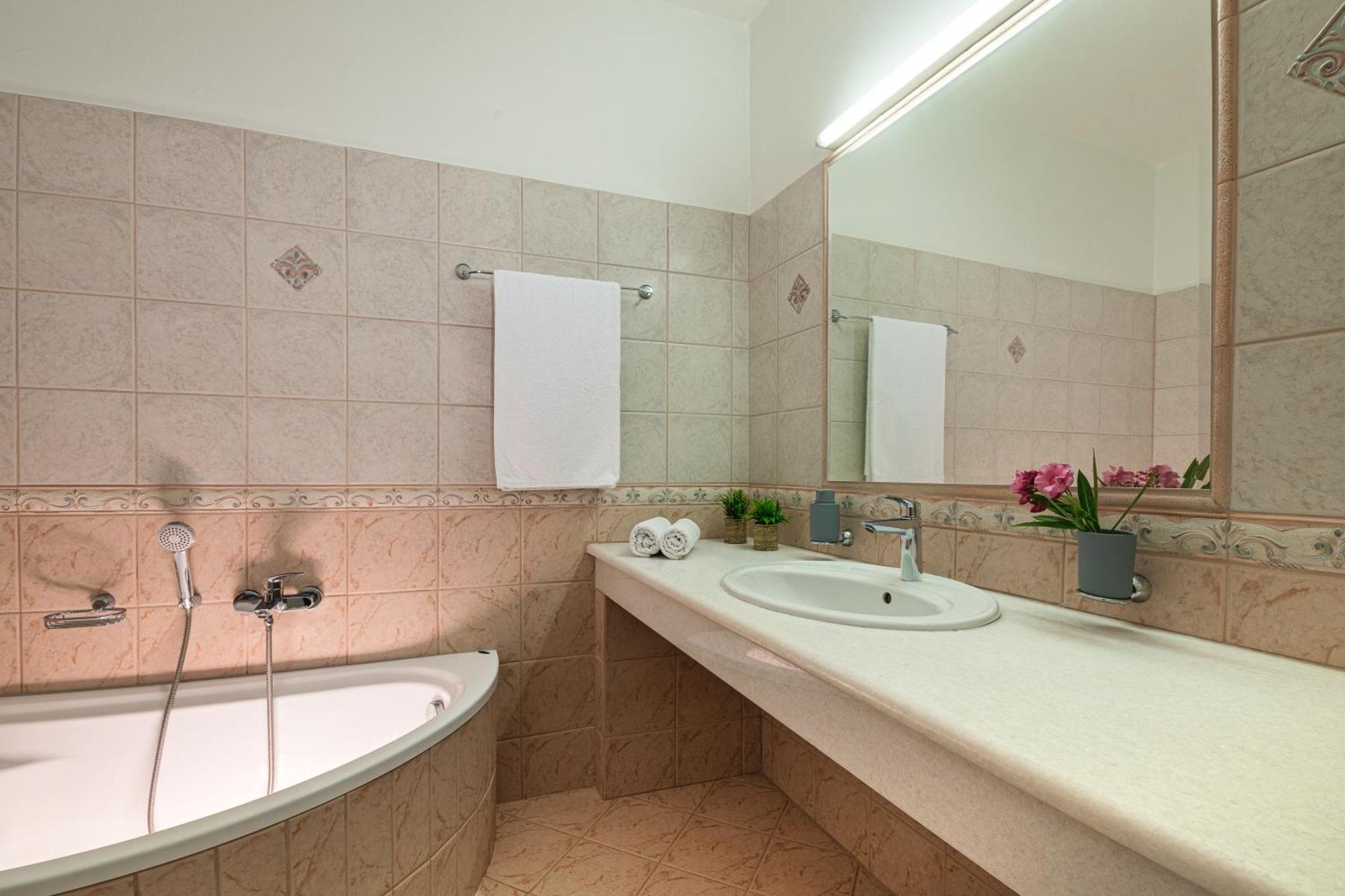Mariani Ii - In Lothiarika, Newly Renovated June 2024, Private Pool, Lindos 10 Min, 120m Villa Lardos